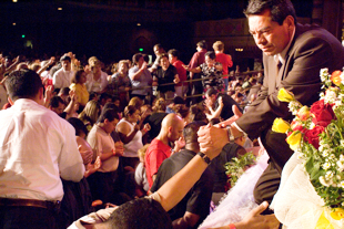 Miguel orando con el publico