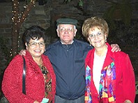 Padre Salvador Carrillo A., M.Sp.S, con Esther Julia Garz�n y Marilynn Kramar